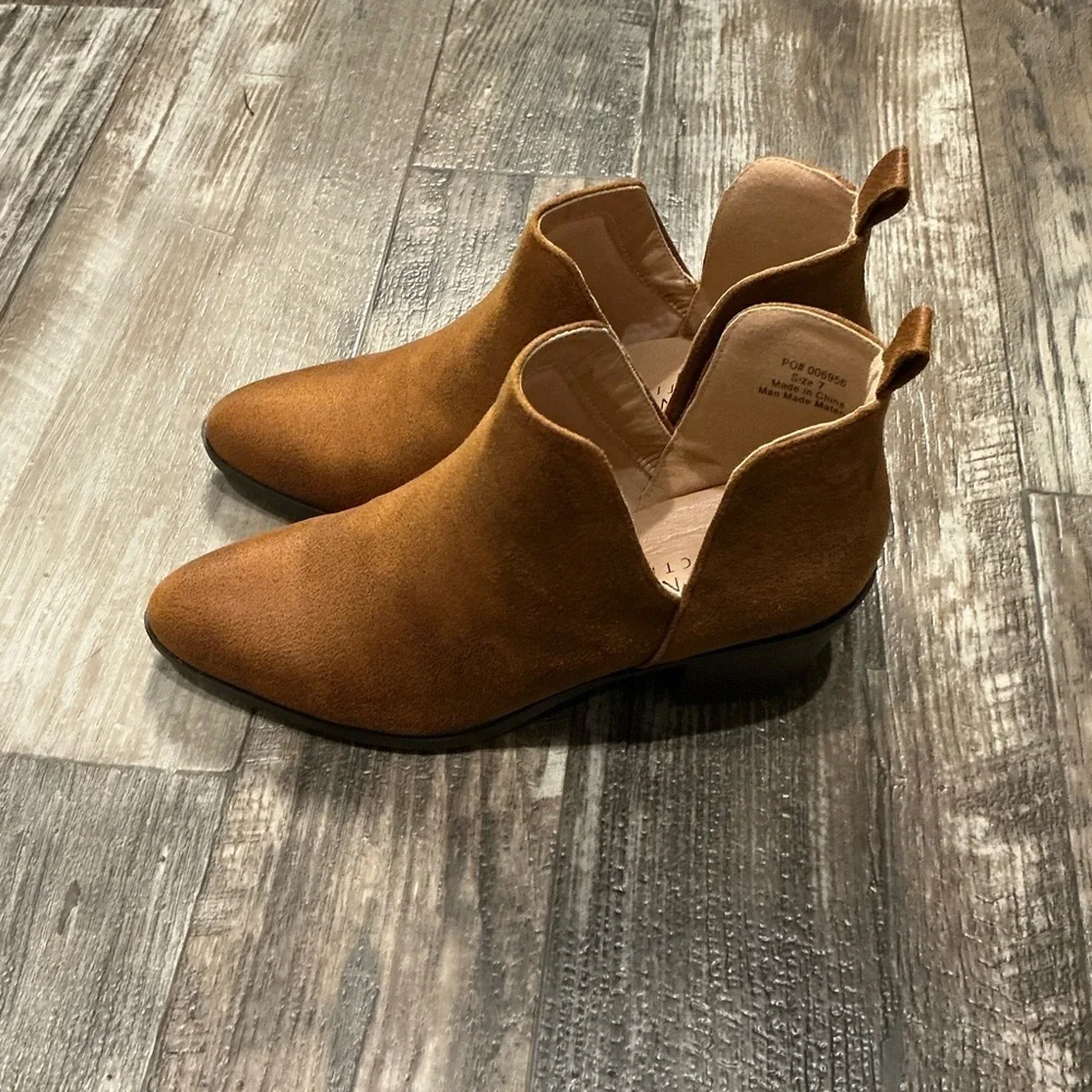 Journee Collection Tan Ankle Booties Size 7